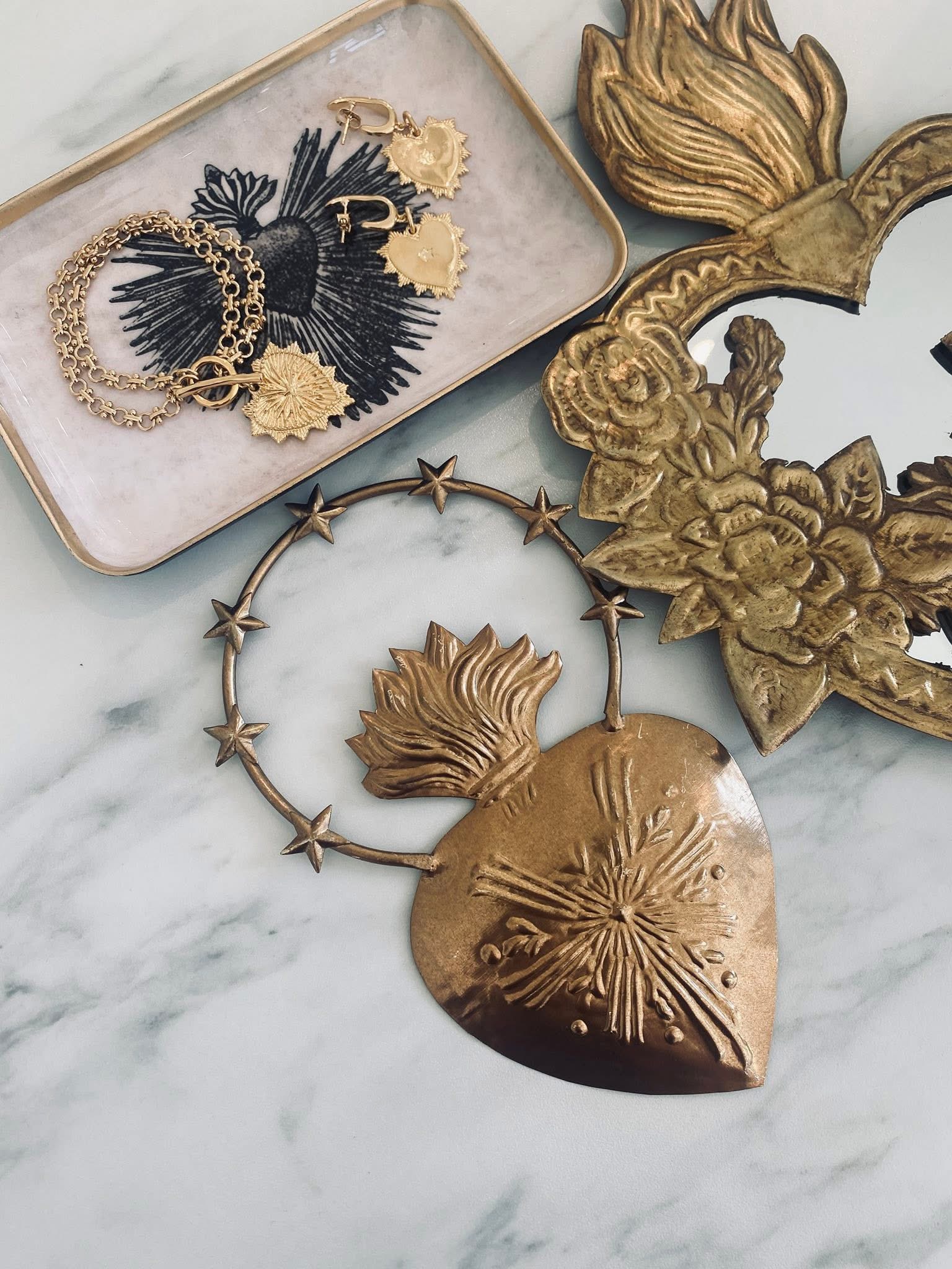 Sélection de bijoux dorés disponible chez INSOLENTE